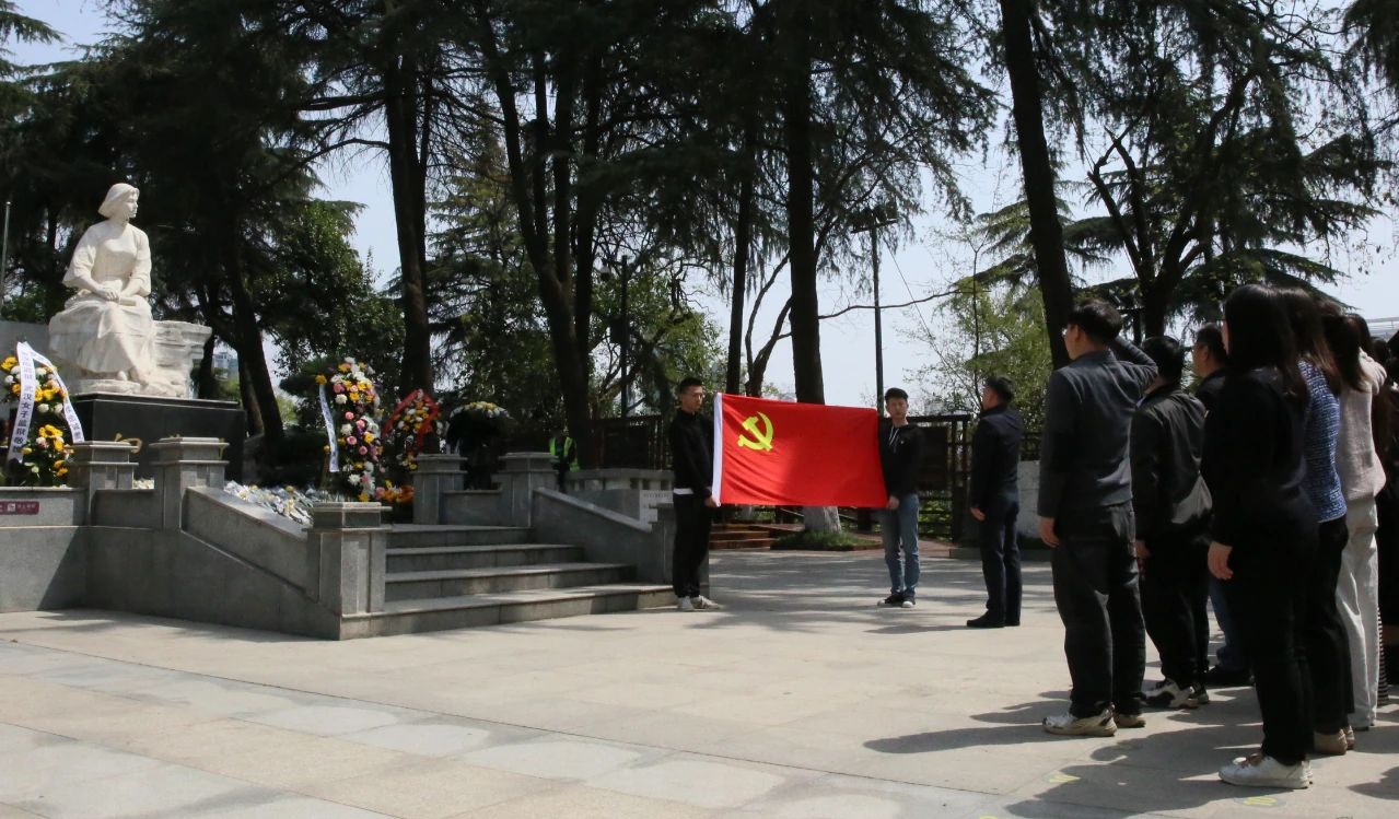 缅怀革命先烈 赓续红色精神丨人福云顶国际官网集团党委组织开展清明祭扫主题活动